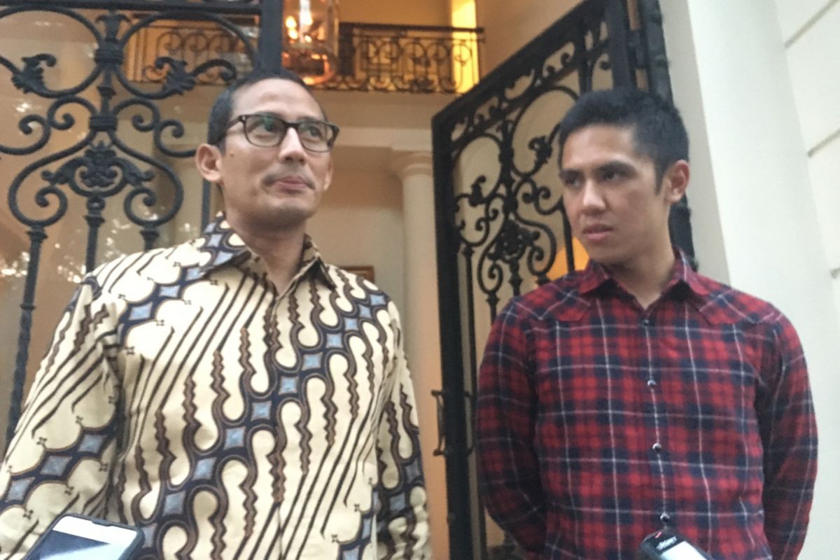 Wakil Gubernur DKI Jakarta terpilih Sandiaga Uno bersama atlet Ali Adrian, saat ditemui di kediaman Sandiaga di wilayah Jakarta Selatan, Sabtu (8/7/2017).