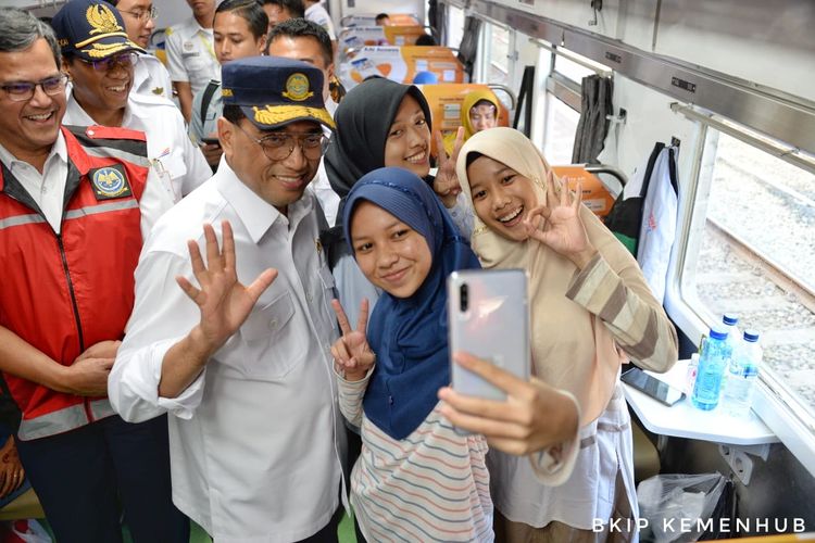 Menhub Budi Karya Sumadi berbincang dengan penumpang di dalam kereta, Sabtu (21/12/2019). 