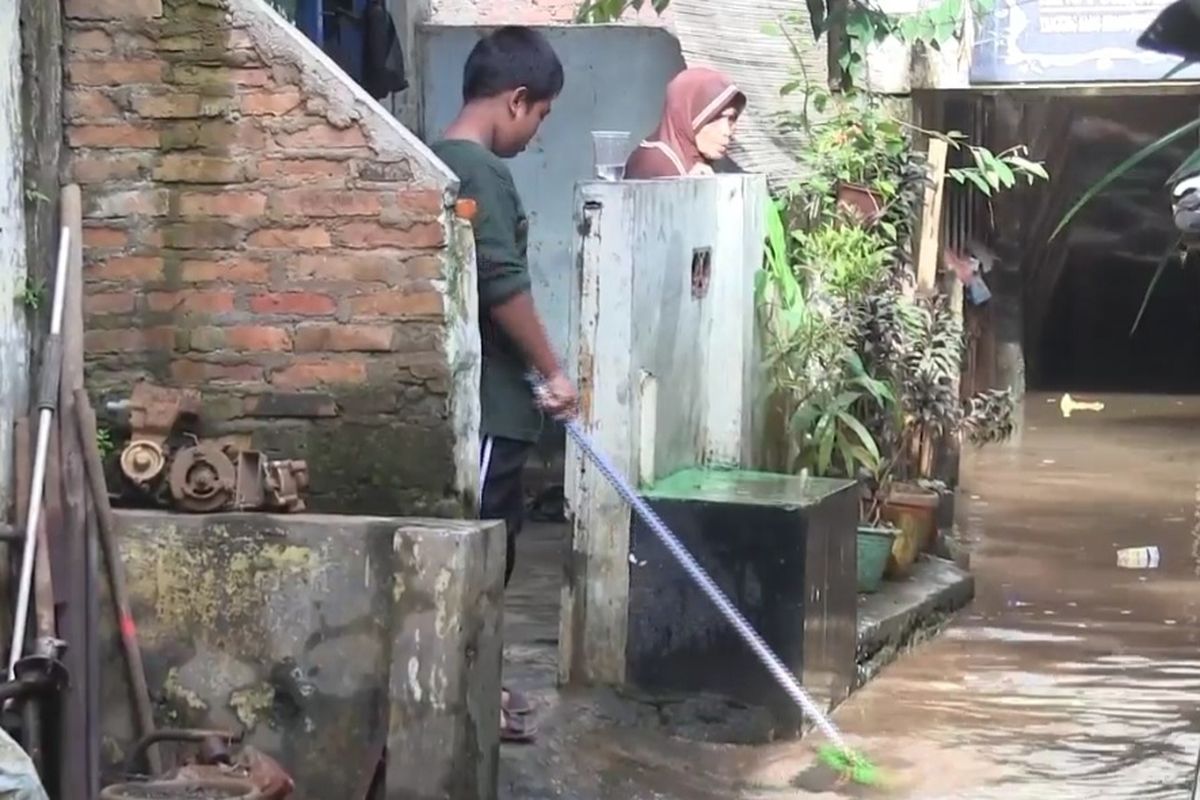 Banjir yang merendam permukiman RW 003 dan RW 005 di Kelurahan Cawang, Kecamatan Kramatjati, Jakarta Timur, mulai surut, Rabu (1/5/2022) siang.