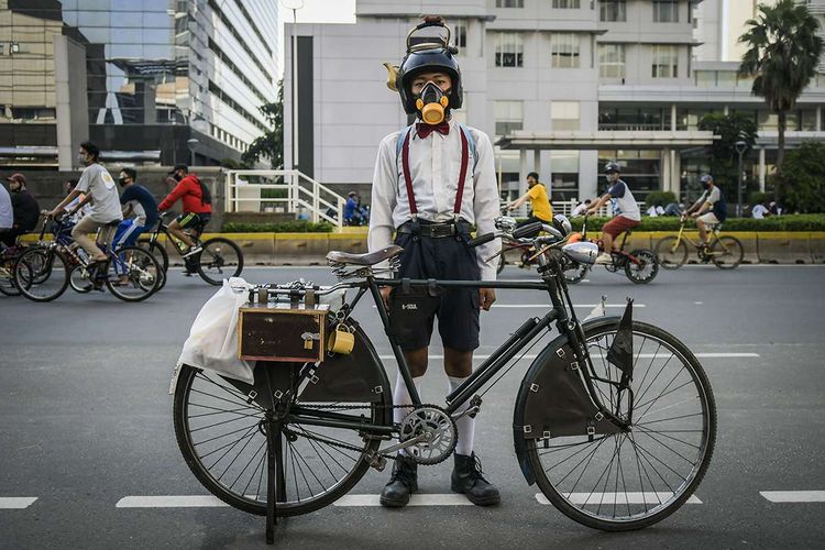 Warga beraktivitas saat hari bebas kendaraan bermotor (HBKB) atau car free day (CFD) di masa Pembatasan Sosial Berskala Besar (PSBB) transisi di kawasan Jalan Sudirman Jakarta, Minggu (21/6/2020). Pemprov DKI Jakarta kembali menggelar CFD dengan menerapkan protokol kesehatan di sepanjang Jalan Jendral Sudirman dan MH Thamrin setelah ditiadakan sejak 15 Maret lalu karena pemberlakuan PSBB untuk mencegah penyebaran Covid-19.