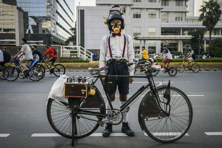 Warga beraktivitas saat hari bebas kendaraan bermotor (HBKB) atau car free day (CFD) di masa Pembatasan Sosial Berskala Besar (PSBB) transisi di kawasan Jalan Sudirman Jakarta, Minggu (21/6/2020). Pemprov DKI Jakarta kembali menggelar CFD dengan menerapkan protokol kesehatan di sepanjang Jalan Jendral Sudirman dan MH Thamrin setelah ditiadakan sejak 15 Maret lalu karena pemberlakuan PSBB  untuk mencegah penyebaran Covid-19.