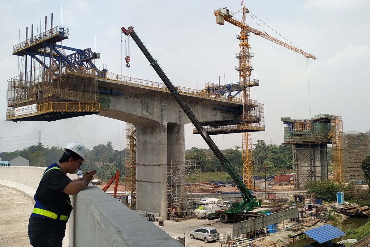 Wakil Direktur Teknik dan Manajemen Risiko Pelindo II Eko Afrilianto (kiri) memberikan keterangan mengenai progres pengerjaan Jalan Tol Cibitung-Cilincing (JTCC) di Cibitung, Bekasi, Kamis (10/10/2019).