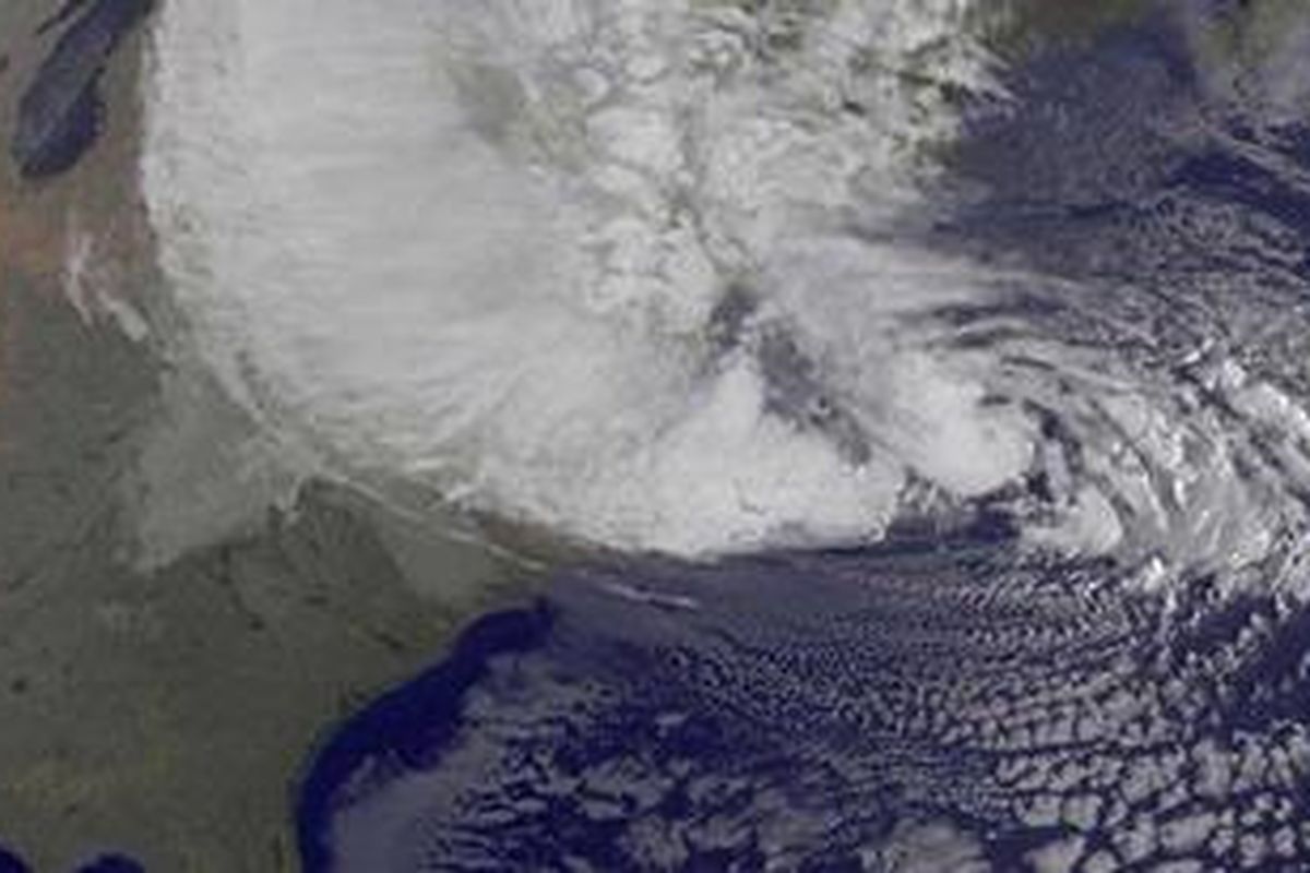 Citra badai Sandy seperti diambil satelit GOES-13 milik NOAA pada Senin (29/10/2012). 