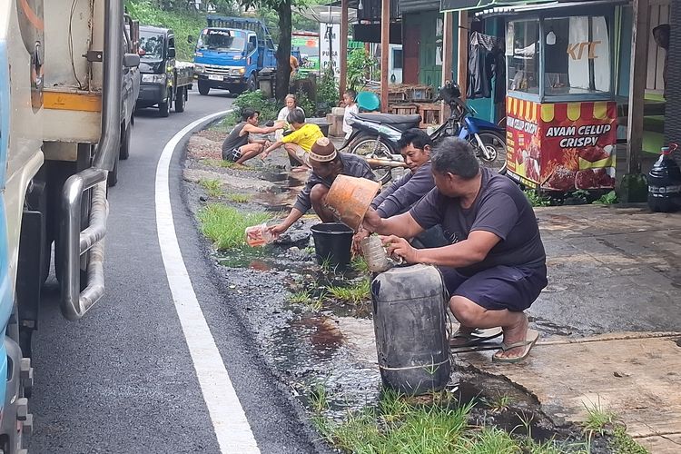 Kecelakaan Kalijambe Purworejo, Warga Berebut Tampung Solar dari Truk Tangki Terguling