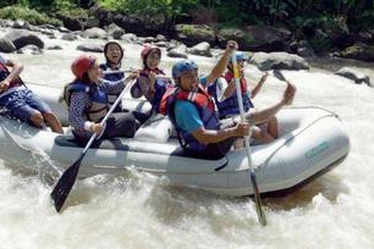 Arung jeram atau rafting menjadi pilihan seru untuk mengisi liburan akhir tahun ini.