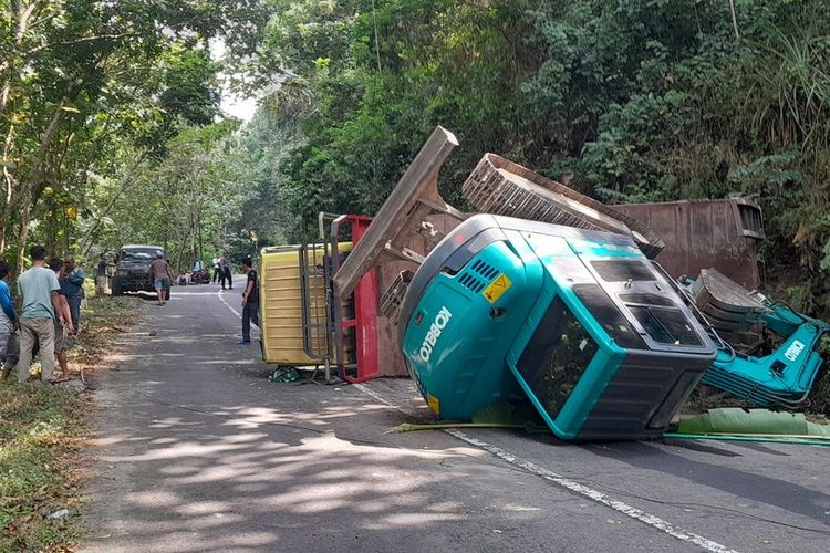Aksi Heroik Sopir Truk 