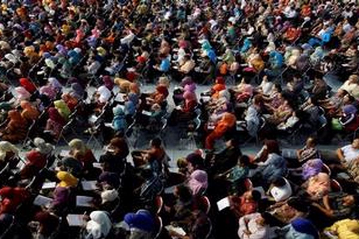 Ilustrasi. Ribuan guru di Jawa Barat mendengarkan pemaparan Menteri Pendidikan dan Kebudayan M Nuh saat menyampaikan Sosialisasi Kurikulum 2013 di Gimnasium Universitas Pendidikan Indonesia (UPI), Bandung, Jawa Barat, Sabtu (16/3/2013). 