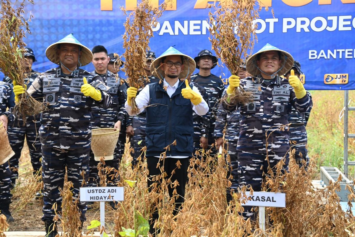 Kepala Staf Angkatan Laut (KSAL) Laksamana TNI Muhammad Ali (kanan) saat meninjau program ketahanan pangan TNI AL di Banten, Kamis (8/5/2025).