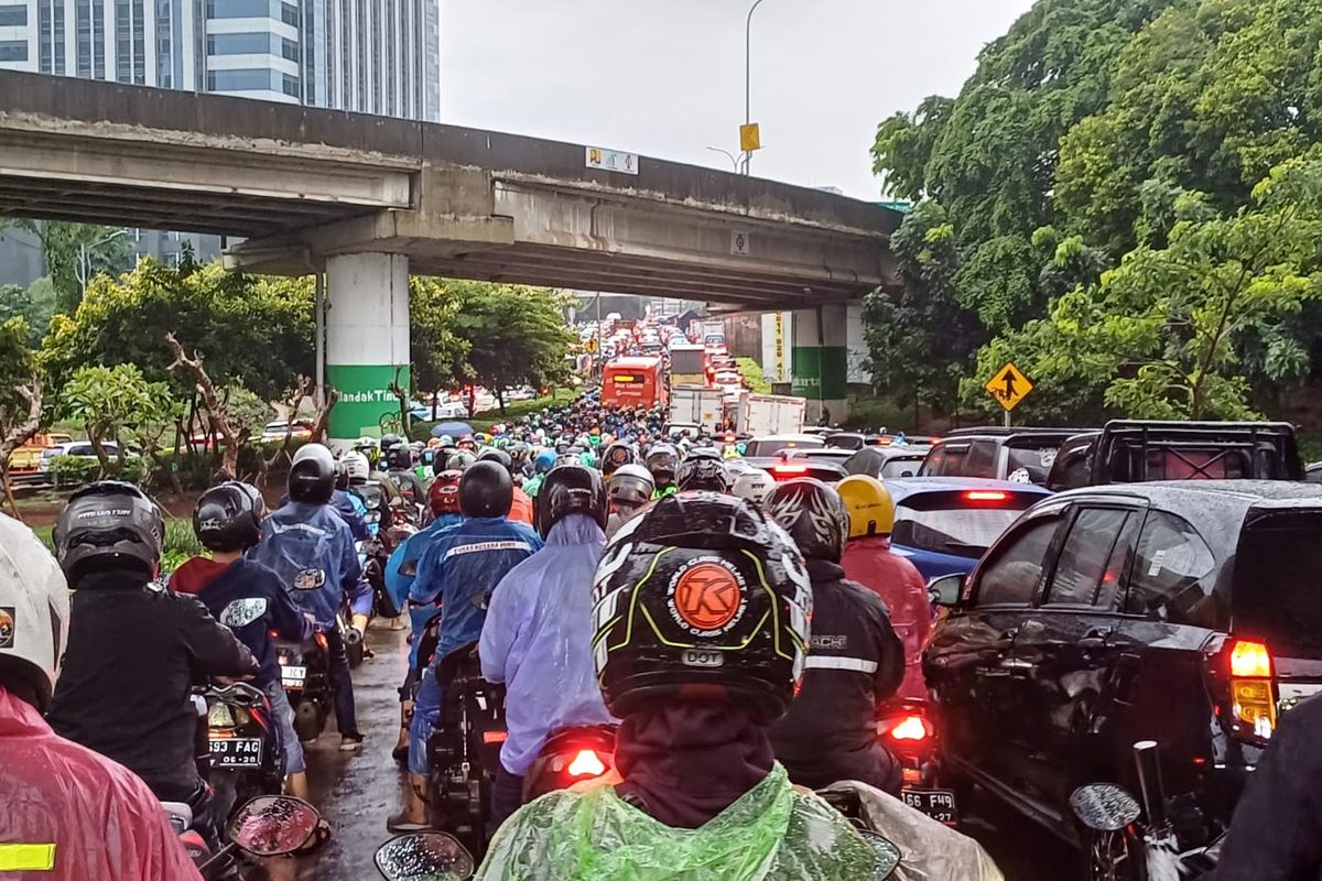 Kemacetan parah terjadi di Jalan TB Simatupang, Jakarta Selatan, Rabu (3/4/2024) petang.