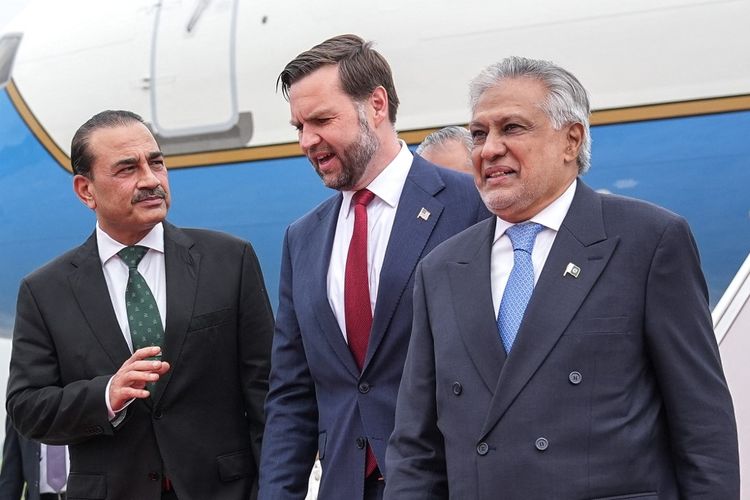 Wakil Presiden AS JD Vance (tengah) berbicara dengan Kepala Angkatan Darat dan Marsekal Lapangan Syed Asim Munir (kiri) dan Menteri Luar Negeri Pakistan Ishaq Dar (kanan) setelah tiba untuk pembicaraan perdamaian AS-Iran di Islamabad pada 11 April 2026. 