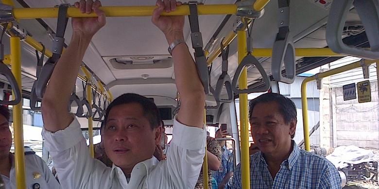 Menteri Perhubungan Ignasius Jonan melakukan aksi Pull Up untuk menjajal kekuatan Handrail BRT yang akan diproduksi massal di perusahaan perakitan otobus Laksana, di jalan Semarang Solo Km 24.5 Babadan Ungaran