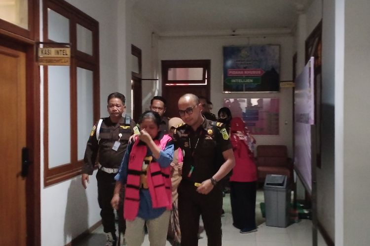 Kejaksaan Negeri (Kejari) Kota Malang menahan dua wanita berstatus tersangka kasus tindak pidana korupsi (tipikor) penyaluran pinjaman fiktif Koperasi Simpan Usaha (KSU) Montana pada Senin (9/10/2023) di Kantor Kejari Kota Malang. 