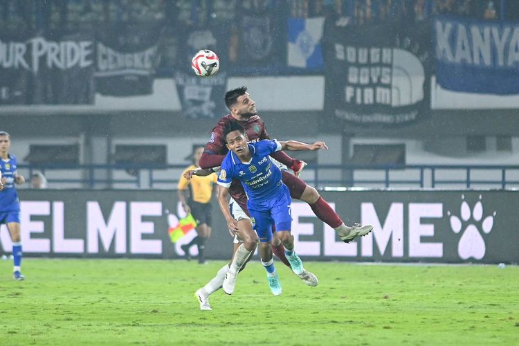 Duel Igor Rodrigues dan Beckham Putra pada pertandingan Super League Persib Bandung vs Persita Tangerang yang digelar di Stadion Gelora Bandung Lautan Api, pada Minggu (22/2/2026) malam WIB.