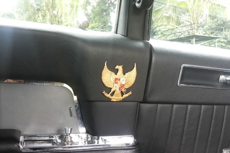 Logo burung Garuda Pancasila di kabin belakang Cadillac Fleetwood 75 Limousine milik salah seorang anggota Perhimpunan Penggemar Mobil Kuno Indonesia (PPMKI) yang datang ke Bogor, Minggu (21/1/2018). Mobil ini merupakan kendaraan dinas yang pernah digunakan Presiden Pertama RI Soekarno.