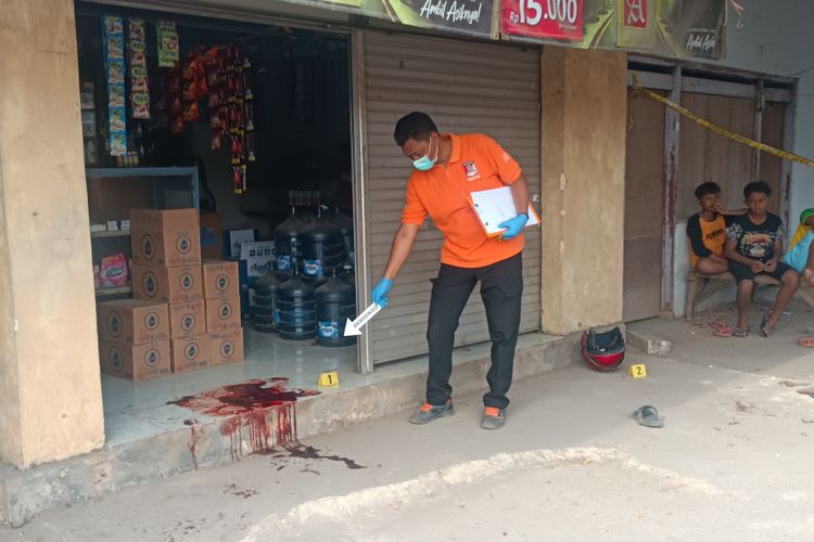 Anggota Satreskrim Polres Pamekasan, Jawa Timur sedang melakukan olah TKP pembunuhan di sebelah timur kantor Polsek Larangan yang disebabkan cekcok mulut antara pelaku dengan korban, Kamis (7/9/2023).