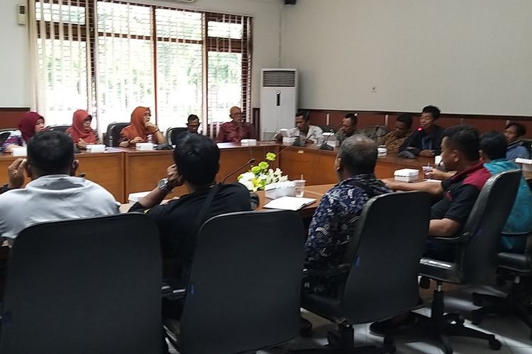 Ketua Gapoktan Mejayan, Sadiman menyampaikan aspirasi saat beraudiensi dengan Komisi B DPRD Kabupaten Madiun, Kamis (6/2/2020) siang.