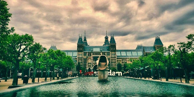 Huruf raksasa I Amsterdam terletak di Hobbemastraat 19. Ikon kota ini kerap menjadi serbuan wisatawan di Belanda untuk berfoto dan sempat menjadi tren topik di media sosial.