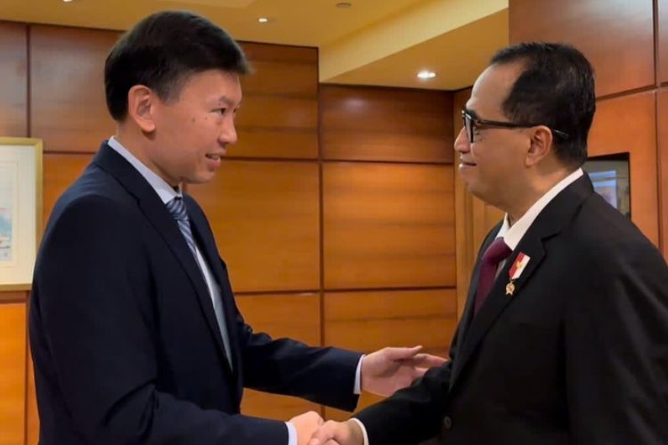 Menteri Perhubungan (Menhub) Budi Karya Sumadi saat melakukan pertemuan dengan Menteri Transportasi Singapura Chee Hong Tat, pada Selasa (20/02/2024).