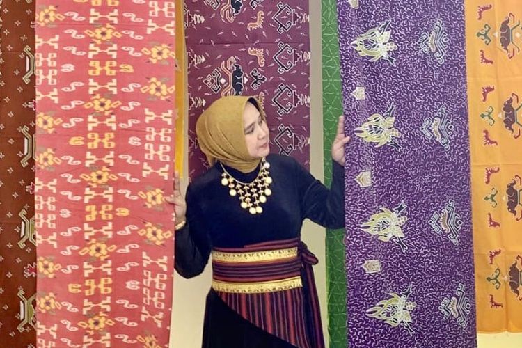 Ketua Dekranasda Lampung Riana Sari berdiri diantara kain tapis yang dipamerkan dalam acara Lampung Craft 2023 di Bandar Lampung, Selasa (6/6/2024). 