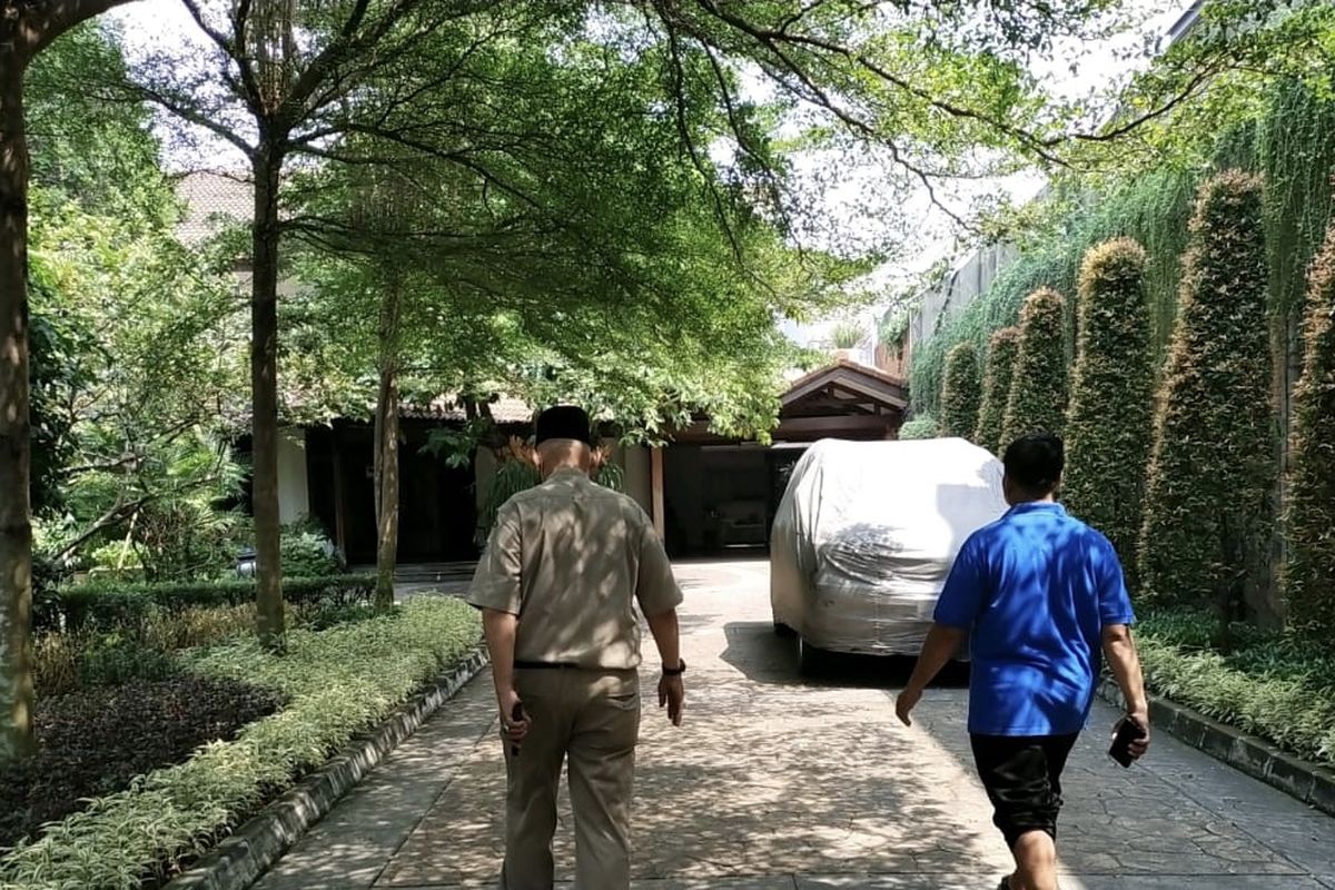 Lurah Cilandak Barat, Agus Gunawan Berada di rumah duka mantan gubernur DKI Jakarta Surjadi Soedirja di Jalan MPR 2 no 8A, Cilandak Barat, Jakarta Selatan pada Selasa (3/8/2021).