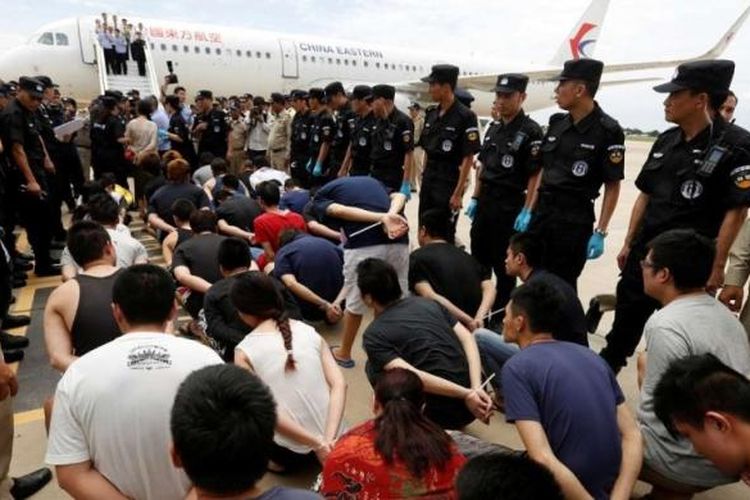 Sejumlah warga Taiwan dan China daratan terlibat dalam penipuan telekomunikasi sedang menunggu deportasi dari Kamboja menuju China, yang diberangkatkan dari Phnom Penh, Juni 2016. (Foto: Dokumentasi)