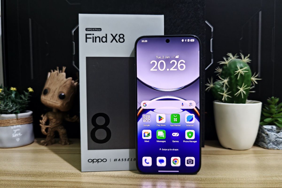 Oppo Find X8 bersama dengan kotak penjualannya.