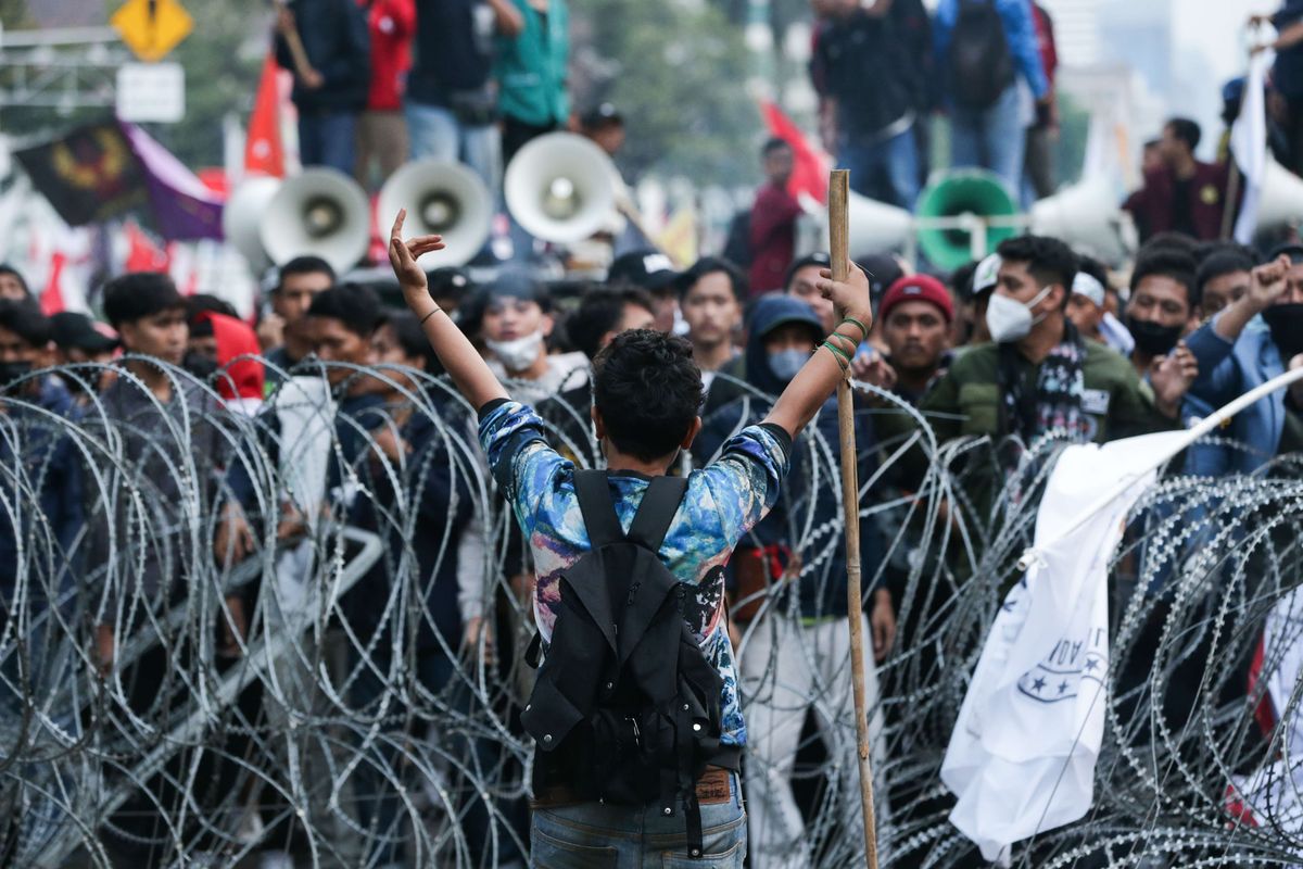 Massa melakukan demonstrasi di kawasan Patung Kuda Arjuna Wijaya, Jakarta Pusat, Selasa (13/9/2022). Massa buruh hingga mahasiswa turun ke jalan untuk menolak kenaikan harga BBM