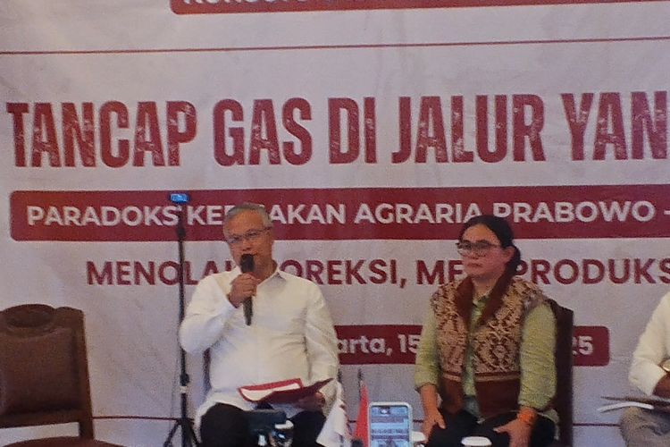 Direktur Penanganan Perkara Penanganan Perkara Pertanahan Kementerian ATR/BPN, Joko Subagyo dan Sekertaris Jenderal Konsorsium Pembaruan Agraria, Dewi Kartika dalam acara peluncuran catatan akhir tahun 2025, pada Kamis (15/1/2026).