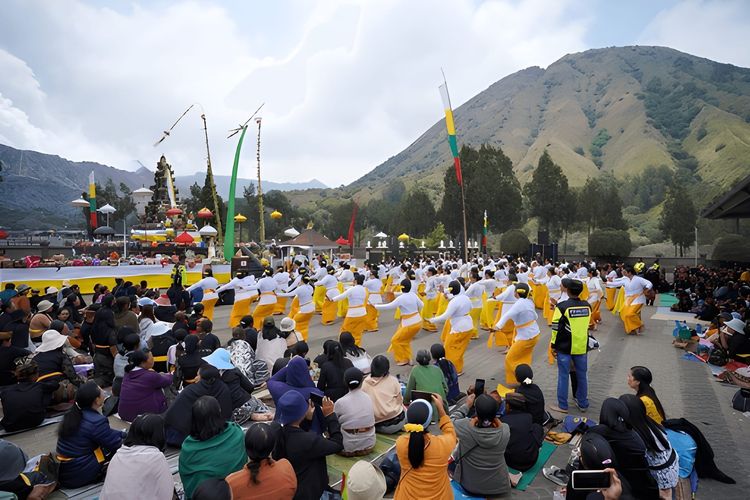 Masyarakat Suku Tengger menggelar sesaji dalam puncak Upacara Yadnya Kasada di Gunung Bromo.
