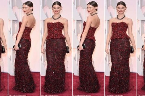 Istri Adam Levine Curi Perhatian di Ajang Karpet Merah Oscar 2015