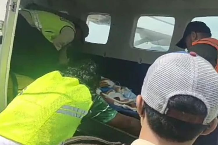 Warga Pulau Bawean Sewa Pesawat Rp 110 Juta demi Rujuk Sang Ibu ke RS di Gresik