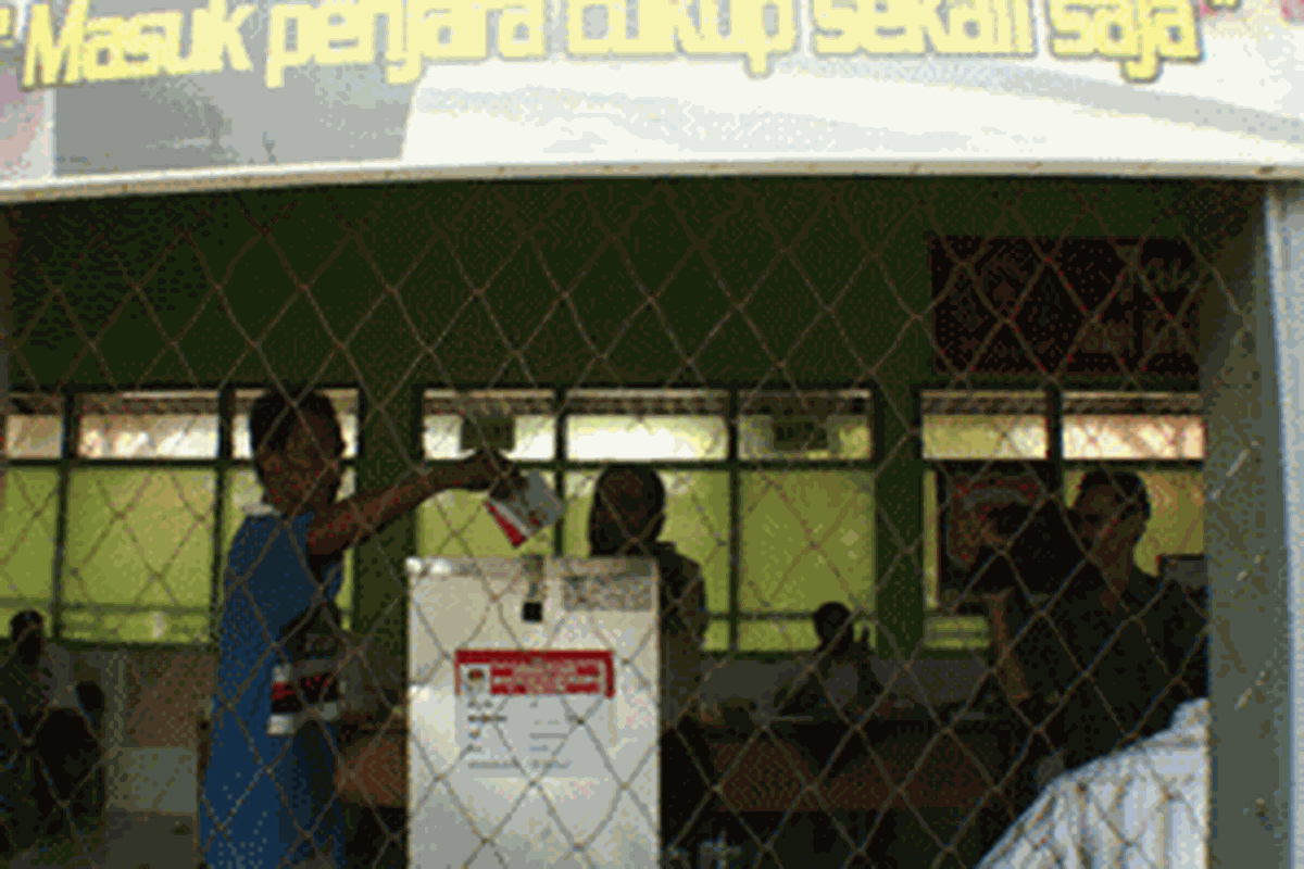 Penghuni Rutan Surabaya Klas I Surabaya (Rutan Medaeng) memasukkan surat suara ke dalam kotak suara di TPS 17, Rabu (8/7). Sebanyak 1.260 penghuni Rutan Medaeng tidak bisa menggunakan hak pilih karena tidak tercantum dalam Daftar Pemilih Tetap (DPT).