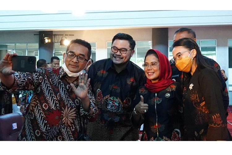 Bupati Kediri setelah menerima penghargaan sebagai Kepala Daerah Penggerak Koperasi Terbaik dalam Peringatan Hari Koperasi ke-75 Provinsi Jawa Timur. 