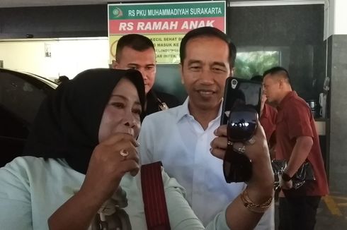 Kembali Jenguk La Lembah Manah di Rumah Sakit, Presiden Jokowi Diajak Warga Selfie
