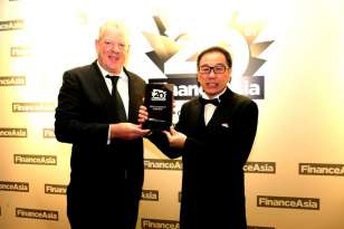 Presiden Direktur PT Astra International Tbk Prijono Sugiarto (kanan) menerima penghargaan “Best Company di Indonesia” dari Publisher FinanceAsia Jonathan Hirst (kiri) dalam acara FinanceAsia 20th Anniversary Platinum Awards di Conrad Hotel, Hong Kong, Kamis (13/10/2016).