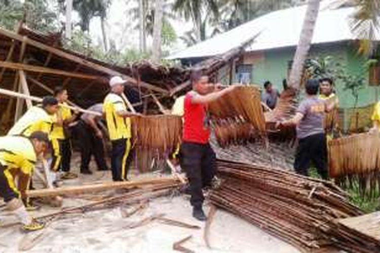 Polisi membersihkan puing-puing bekas reruntuhan rumah akibat puting beliung di Desa Matang Neuheun, Kecamatan Nurussalam, Aceh Timur, Sabtu (7/1/2017).