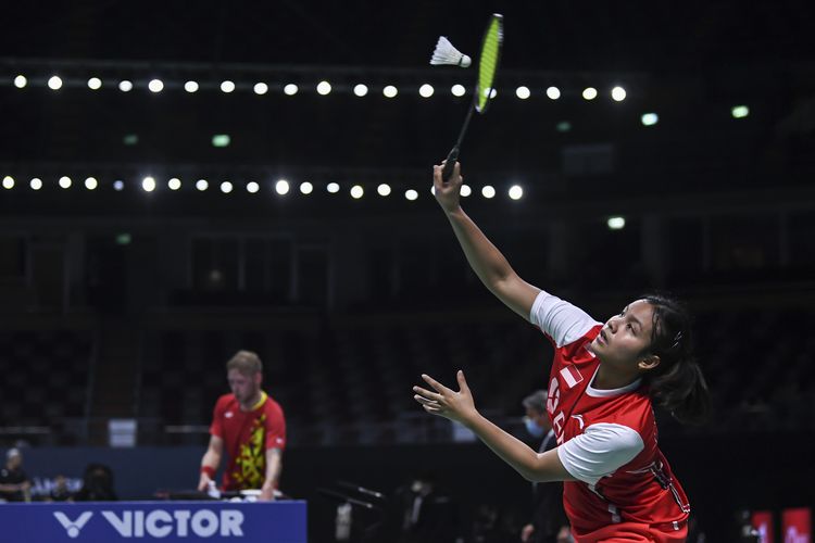 Pebulu tangkis tunggal putri Indonesia Komang Ayu Cahya Dewi mengembalikan kok ke arah lawannya pebulu tangkis tunggal putri Prancis Qi Xuefei dalam pertandingan babak penyisihan grup A Piala Thomas Uber 2022 di Impact Arena, Bangkok, Thailand, Minggu (8/5/2022). ANTARA FOTO/M Risyal Hidayat/aww.