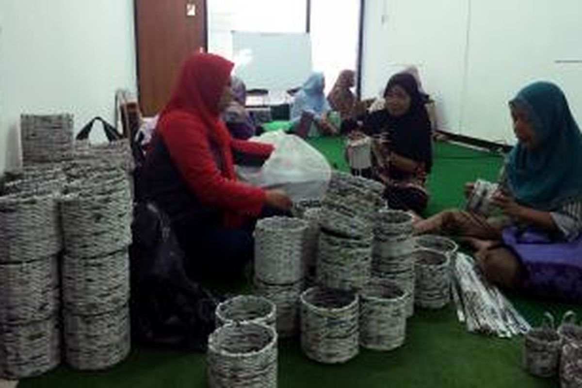 Warga Kelurahan Gelora, Kecamatan Tanah Abang, Jakarta Pusat, tengah belajar membuat kerajinan dengan kertas koran.