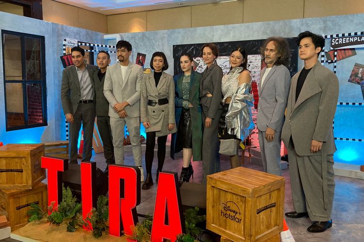 Para cast, produser dan sutradara serial Tira dalam konferensi pers di Thamrin, Jakarta Pusat, Senin (11/12/2023). Tira siap tayang di Disney+ Hotstar mulai 16 Desember 2023 sebanyak 8 episode.