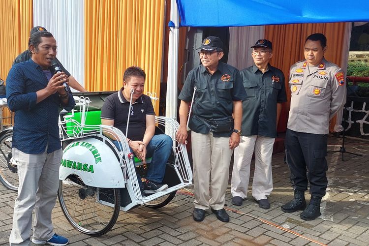 Ketua DPRD Kota Salatiga Dance Ishak Palit menaiki becak listrik bantuan dari Pawarsa.