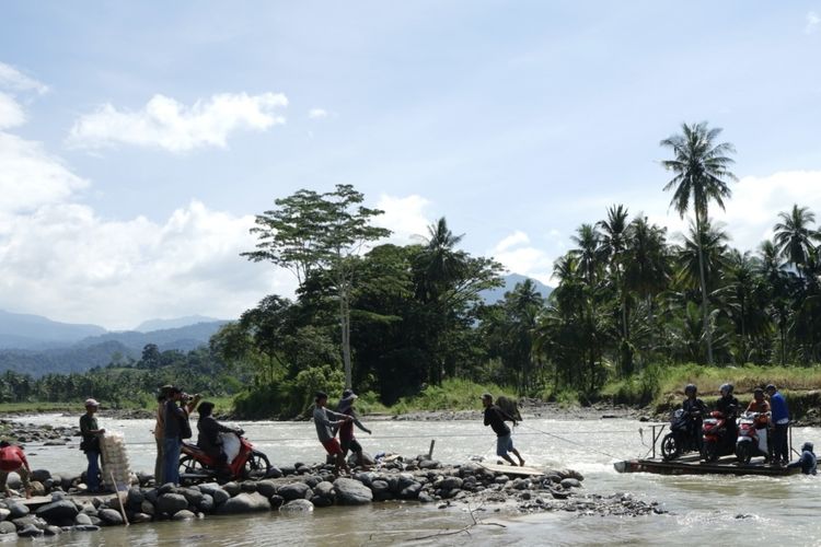 Bertaruh Nyawa di Rakit Kayu Pasca Bencana, Warga Padang Pariaman Tagih Kepastian Jembatan