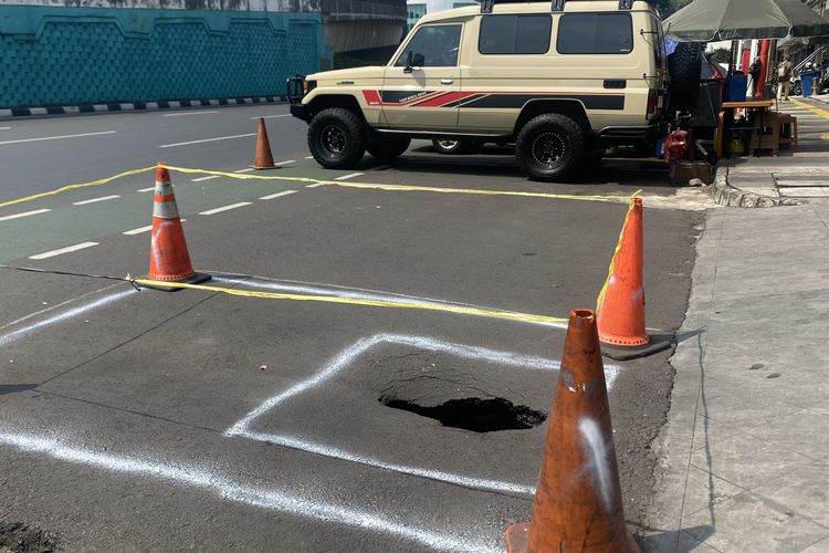 Lubang Menganga di Jalan Blok M, Warga Khawatir Kian Melebar Saat Hujan
