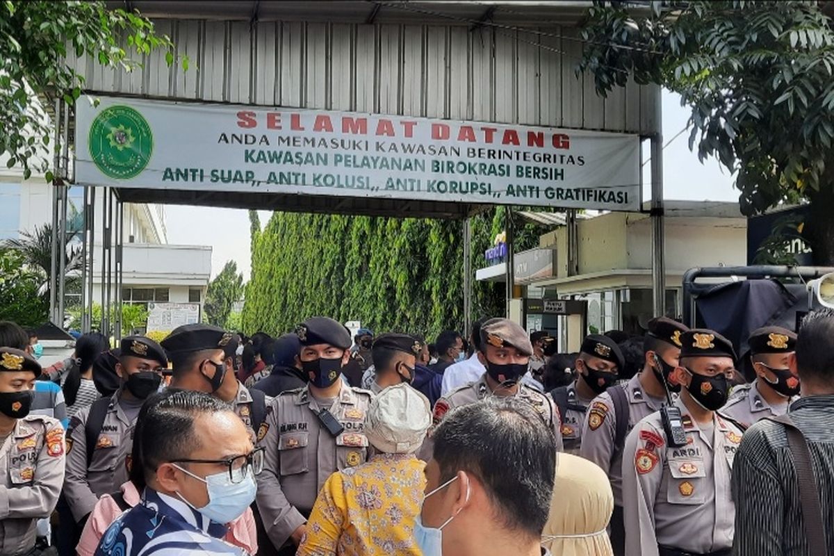 Suasana di depan Pengadilan Negeri (PN) Jakarta Timur menjelang sidang Rizieq Shihab, 12 April 2021 lalu. 