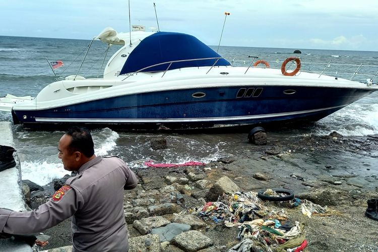 Kapal yacht berbendera Malaysia tanpa awak terdampar di Pantai Banyuasri, Buleleng, Bali, pada Rabu (23/2/2022).