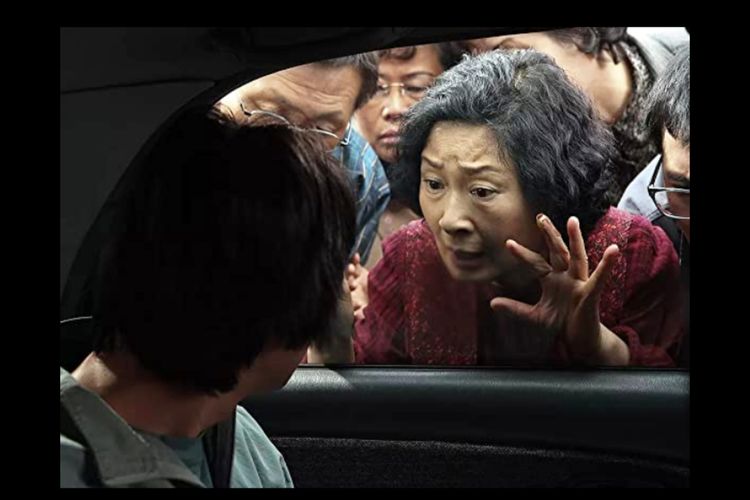 Kim Hye Ja dan Won Bin dalam film Mother (2009).