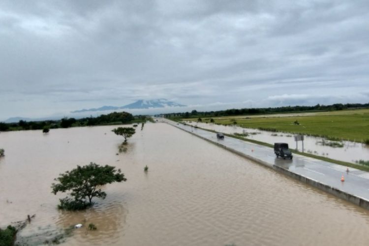 Nampak banjir bandang masih menggenangi lajur jalan tol ruas Caruban-Solo hingga Kamis ( 7/3/2019) siang. 