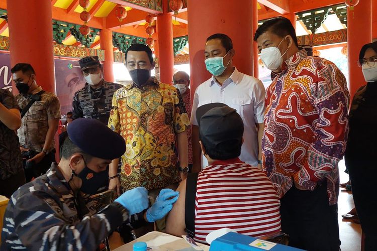 Institut Pemerintahan Dalam Negeri (IPDN) Kemendagri bersama TNI AL dan relawan Covid-19 menutup rangkaian kegiatan gebyar vaksinasi booster covid-19 di Semarang, Jawa Tengah (28/2/2022).