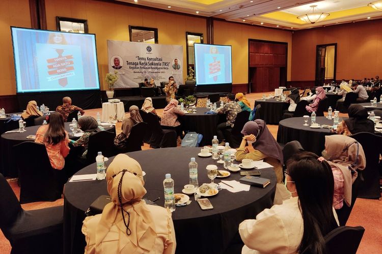 Para Tenaga Kerja Sukarela sedang menyimak paparan narasumber pada program Temu Konsultasi TKS 2021, Kemnaker RI, di Bandung, 15-17 September 2021.