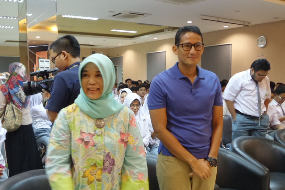 Calon wakil gubernur DKI Jakarta Sandiaga Uno saat berkunjung ke SMA Al-Azhar BSD, Tangerang Selatan, Rabu (26/4/2017). Sandi hadir sebagai pembicara dalam seminar kewirausahaan.
