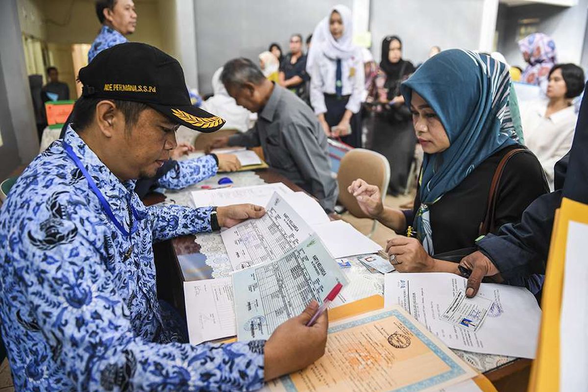 Petugas memeriksa berkas pendaftaran Penerimaan Peserta Didik Baru (PPDB) 2019 tingkat SMA-SMK di SMAN 2 Bandung, Jawa Barat, Senin (17/6/2019). Kuota Penerimaan Peserta Didik Baru (PPDB) SMA Jawa Barat periode 2019/2020 sebanyak 281.950 kursi dan pendaftarannya dimulai serentak 17 Juni hingga 22 Juni 2019.